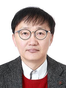 한국어문학과 이용욱 교수 증명사진.jpg